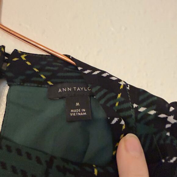 Ann Taylor green and black plaid pintuck long balloon sleeve A-line dress. - Picture 3 of 6
